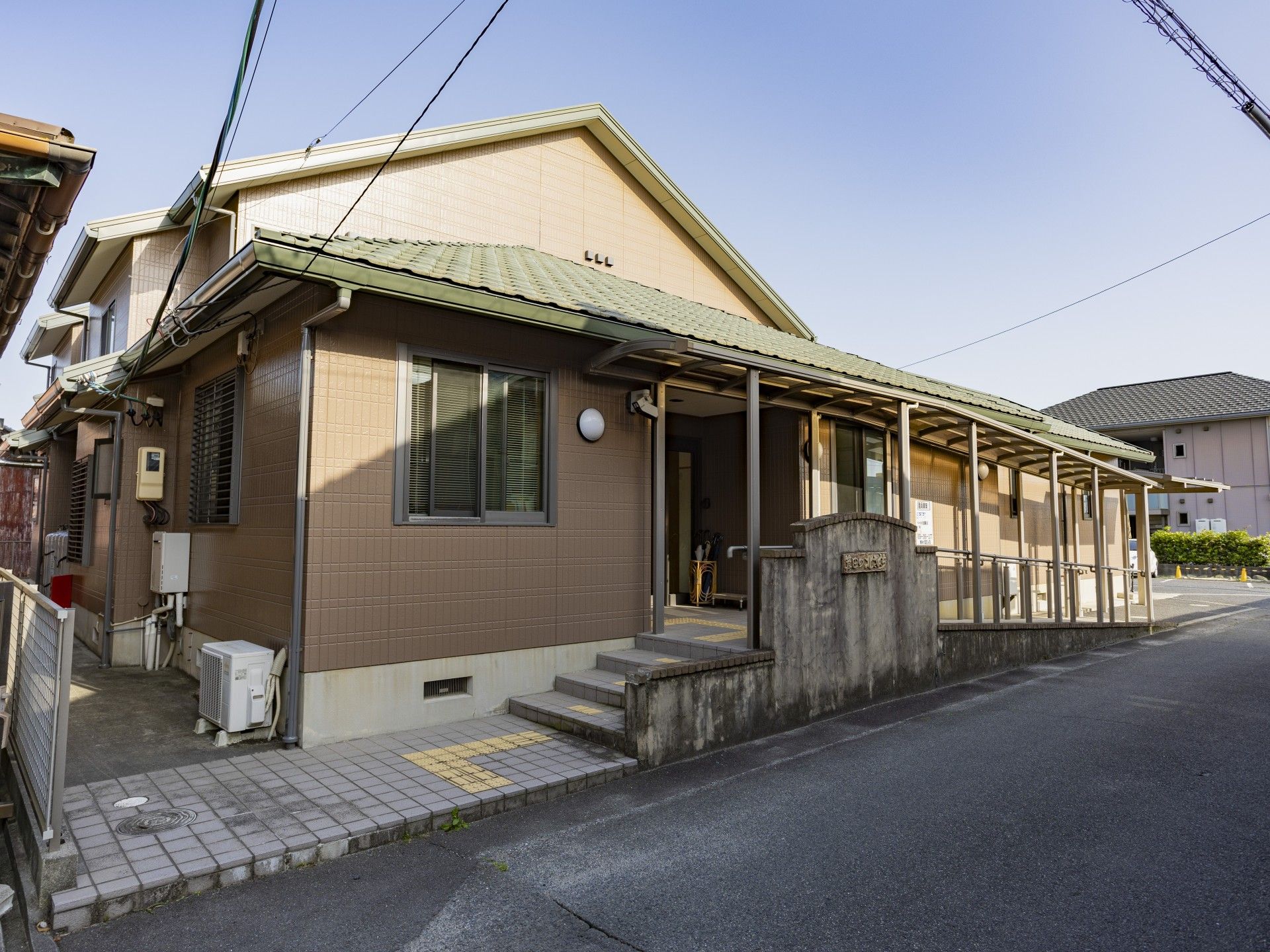 落ち着いた外観の建物