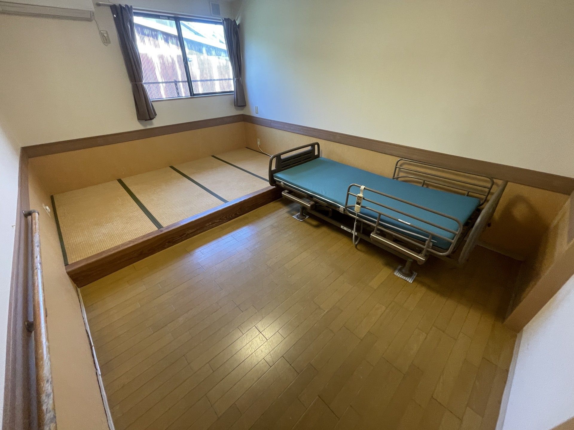 畳とベッドのある部屋