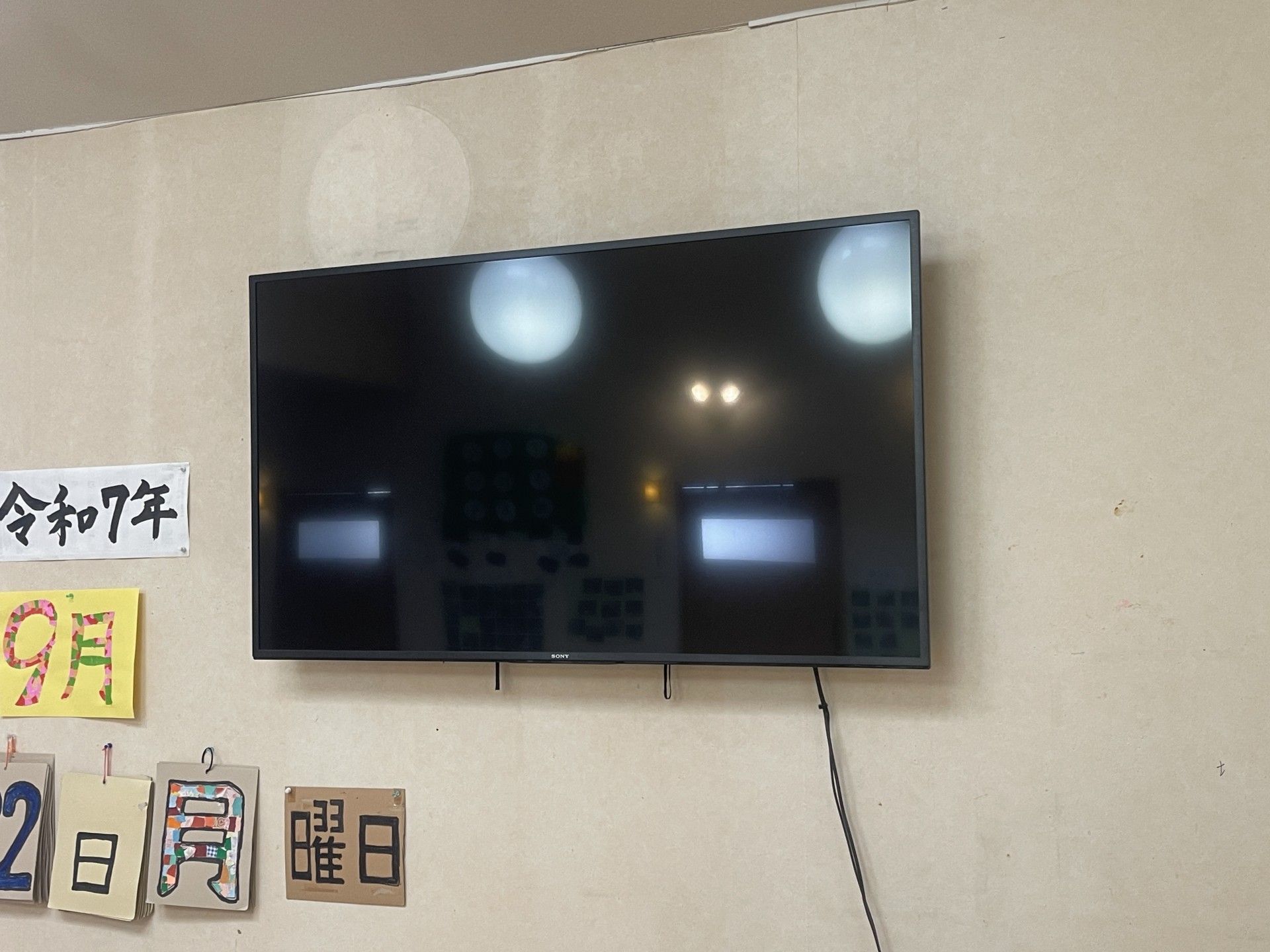壁掛けテレビとカレンダー