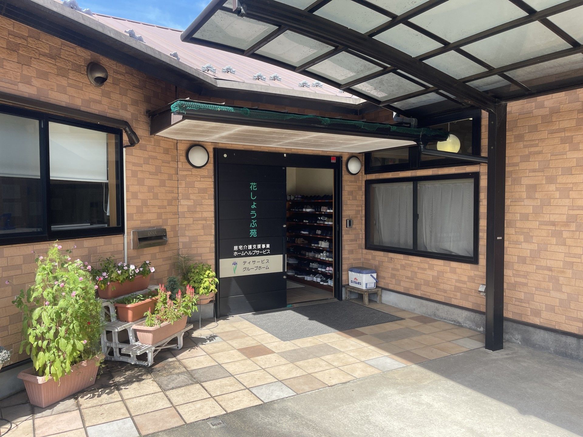 玄関の花壇と入口