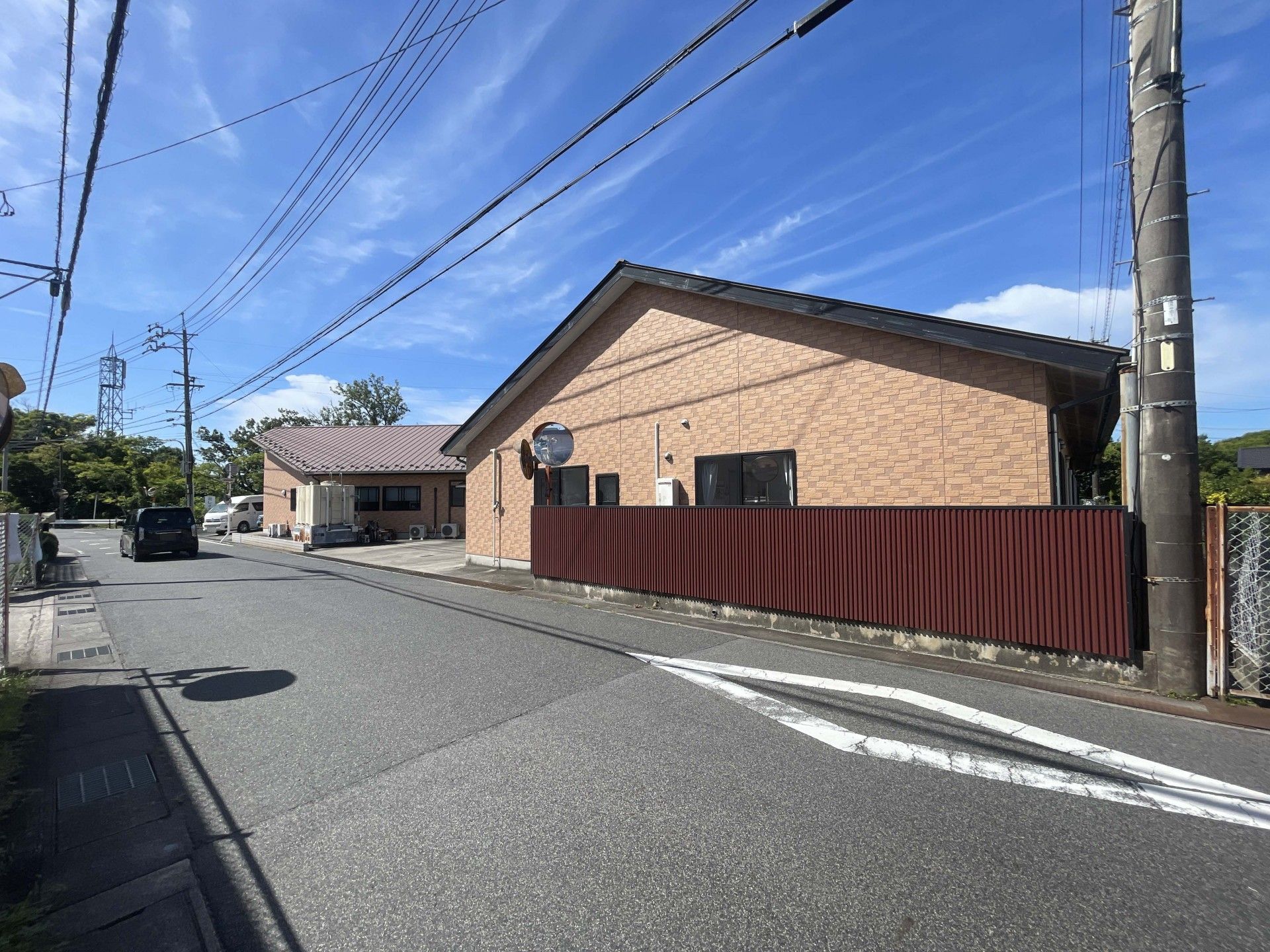 静かな通り沿いの建物