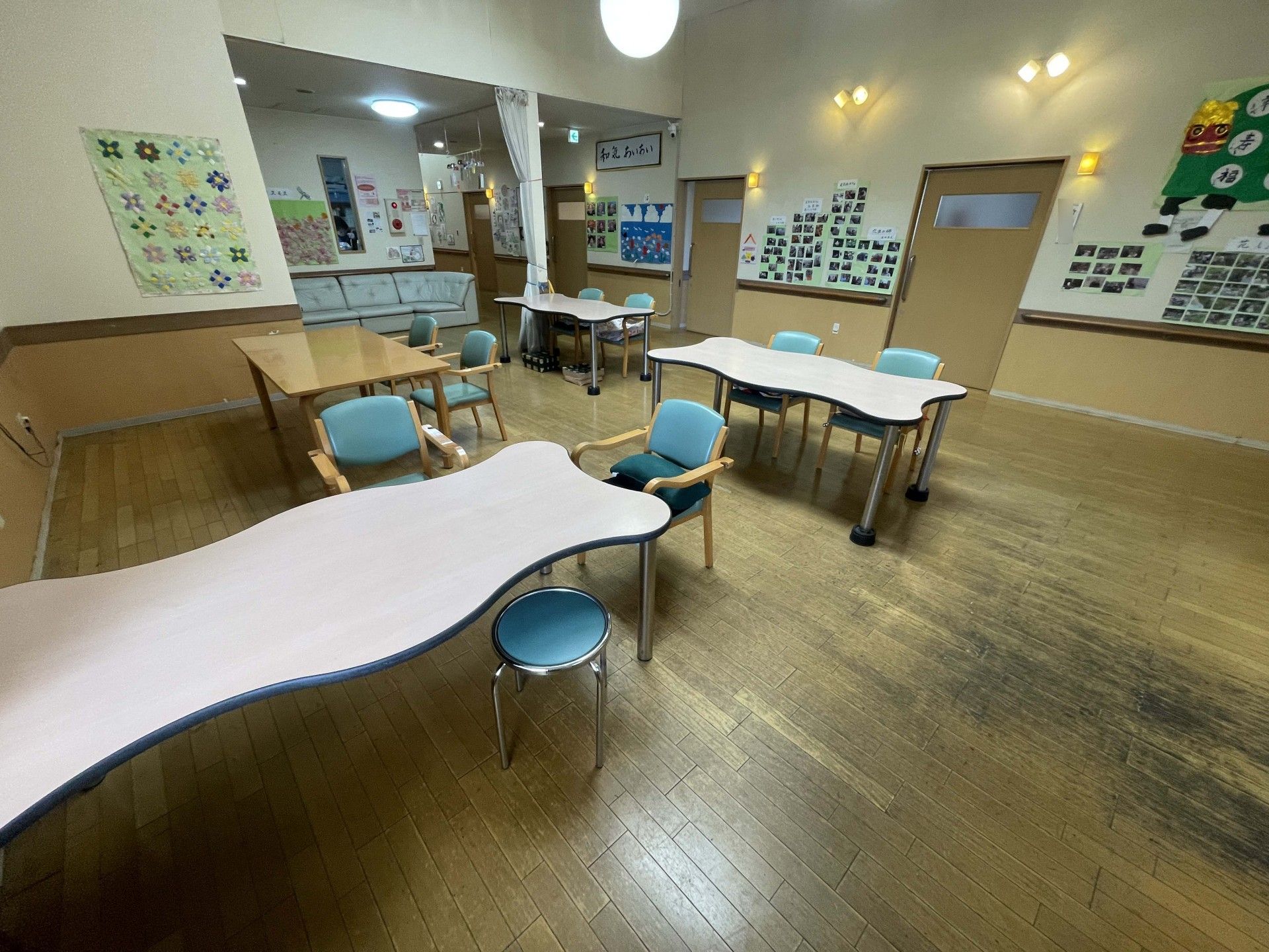 広いテーブルのある部屋