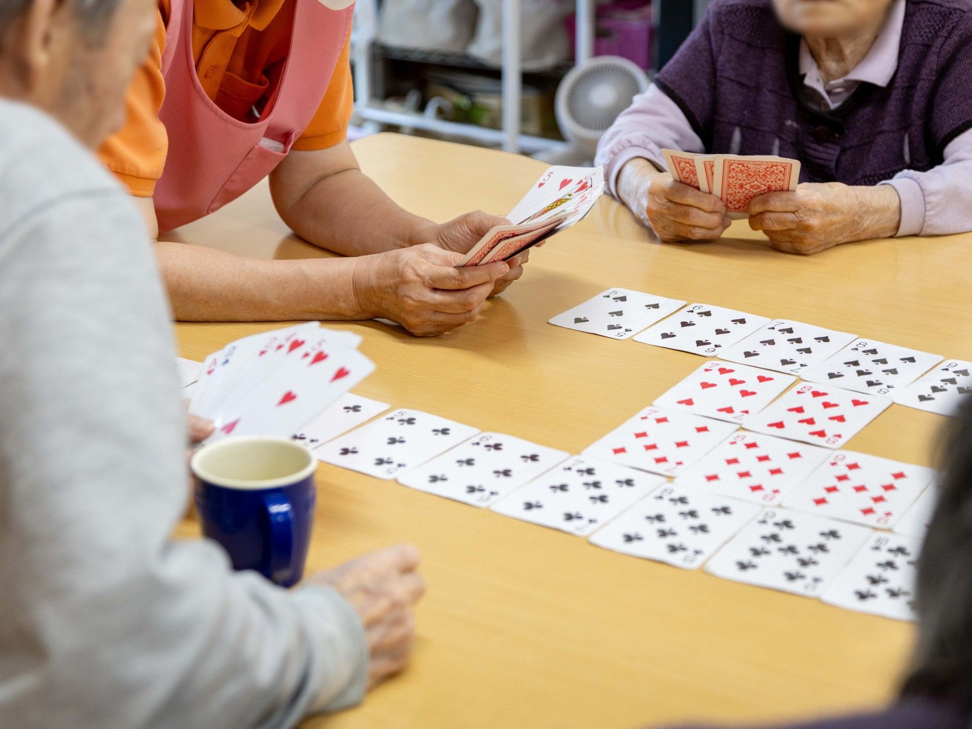 カードゲームを楽しむ様子