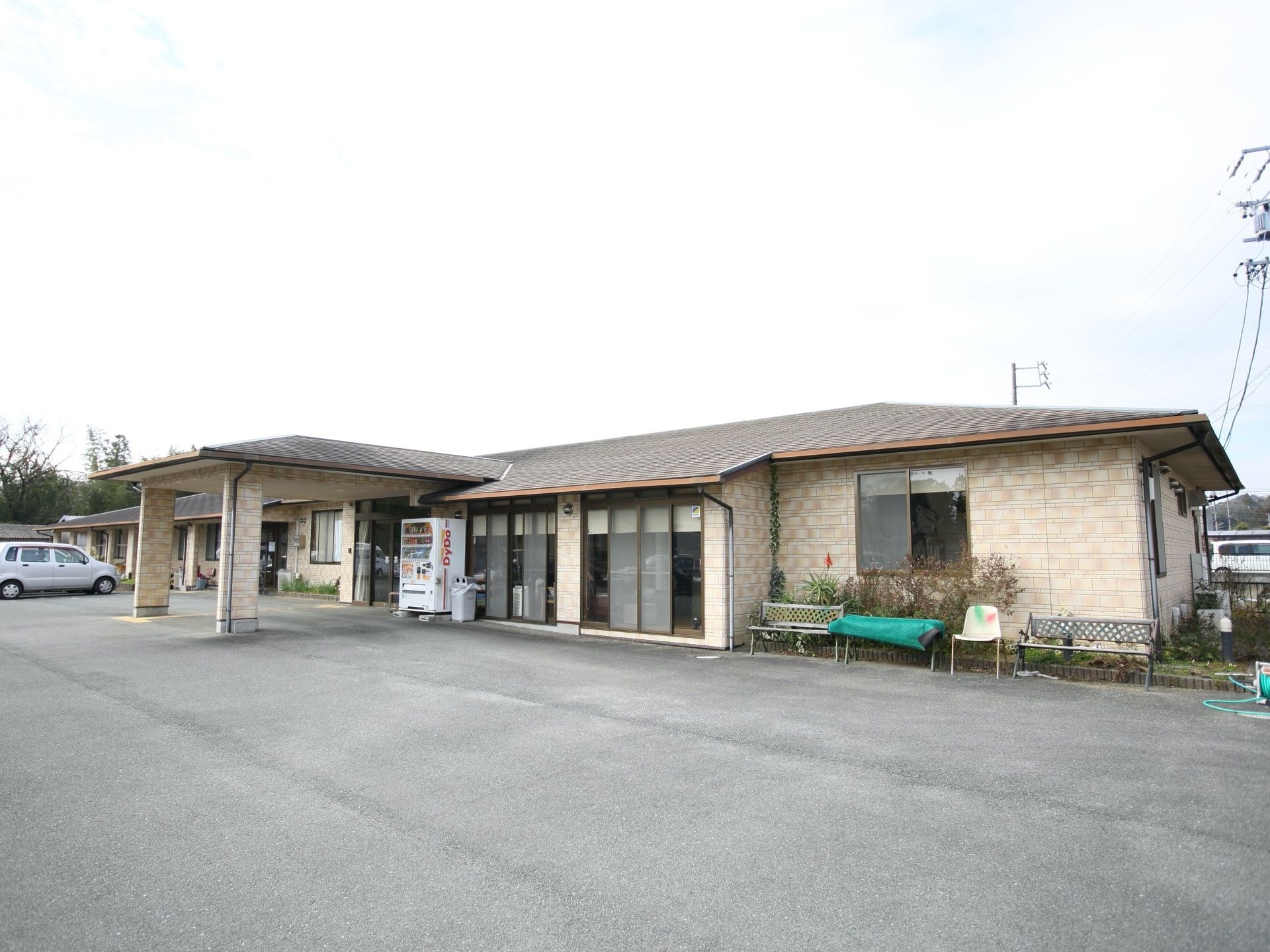 車寄せを完備している平屋建ての施設である。駐車場スペースを設け、自動販売機やベンチが設置されている。
