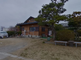 広々とした施設の外観と庭