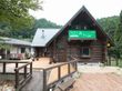 ログハウス風の外観のグループホームの様子。自然に囲まれた建物
