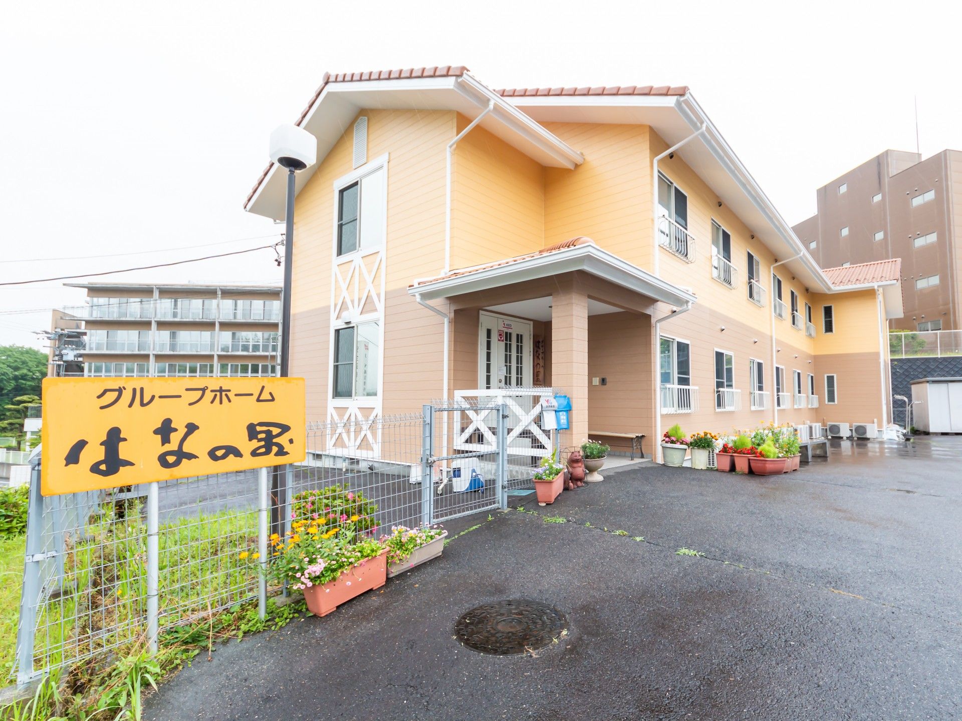 黄色い建物の入り口