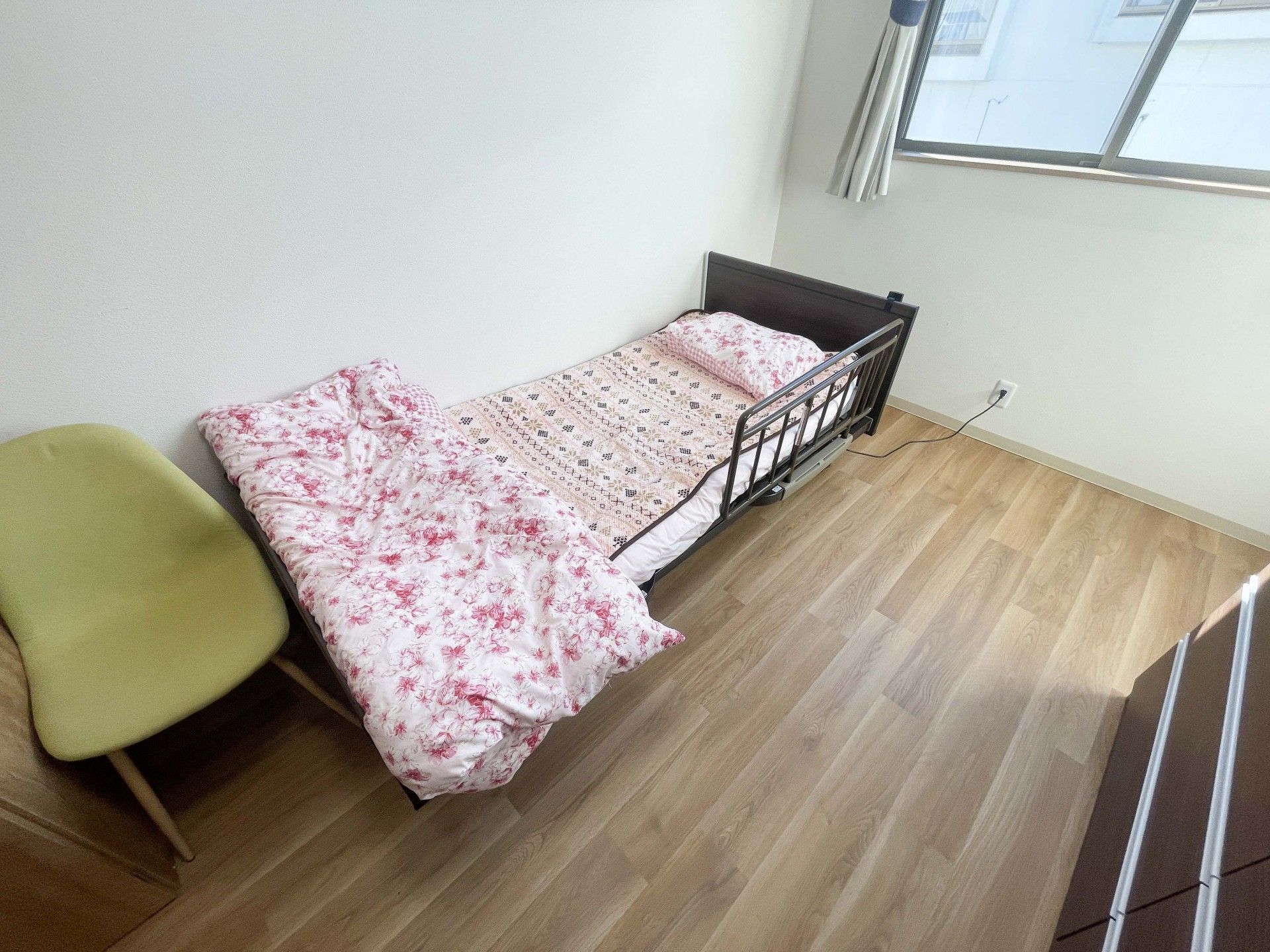 シンプルな個室のベッド