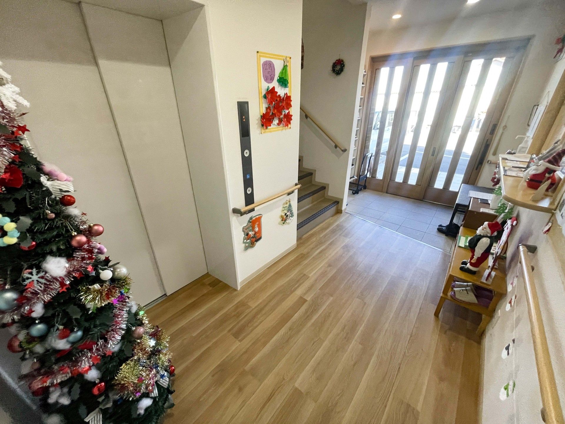 クリスマス装飾の廊下