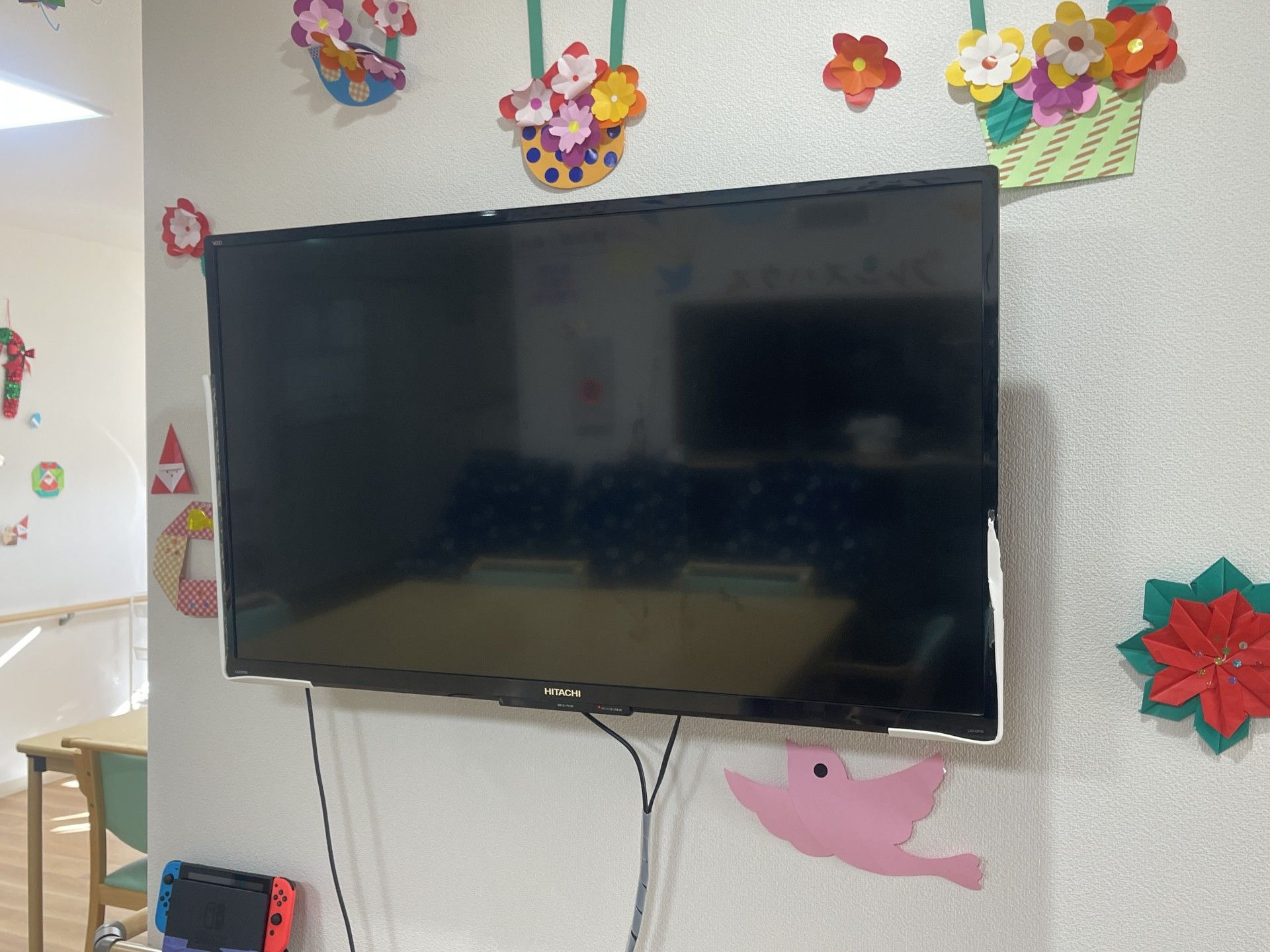 壁に飾られたテレビ