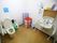 白を基調としており、清潔感のあるシンプルな内装のトイレである。近くには棚や手すりに囲まれた洗面台が備え付けられている。