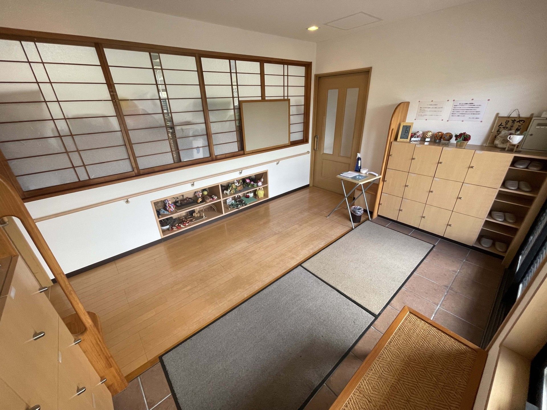 小物が飾られている玄関