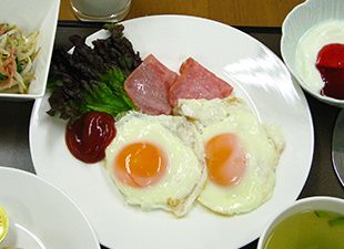 ハムエッグがメインの献立