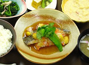 魚の煮つけにご飯と汁物が付いたメニュー