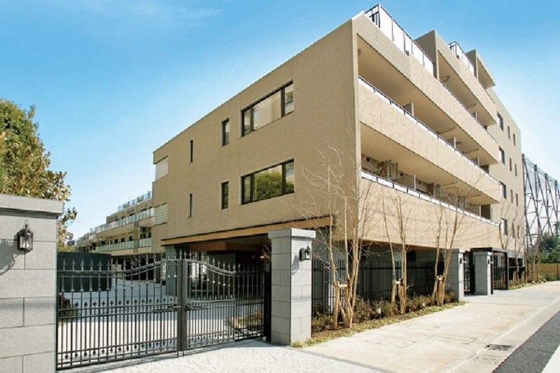道路からも段差なくスムーズに入ることができる。駐車スペースも多くあり、来訪者様にも優しい作りとなっている。