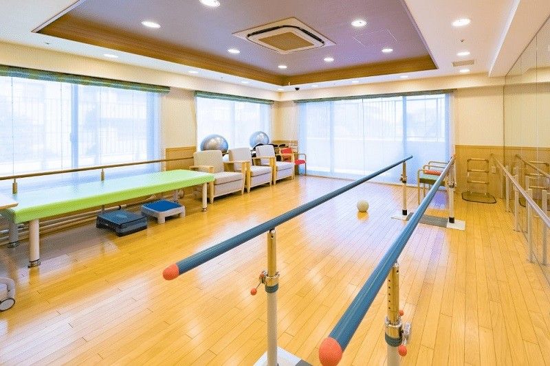 天井が高く豪華な印象の階段。外光がたっぷり入り明るく、手すりが二重になっているので安心して利用できる。