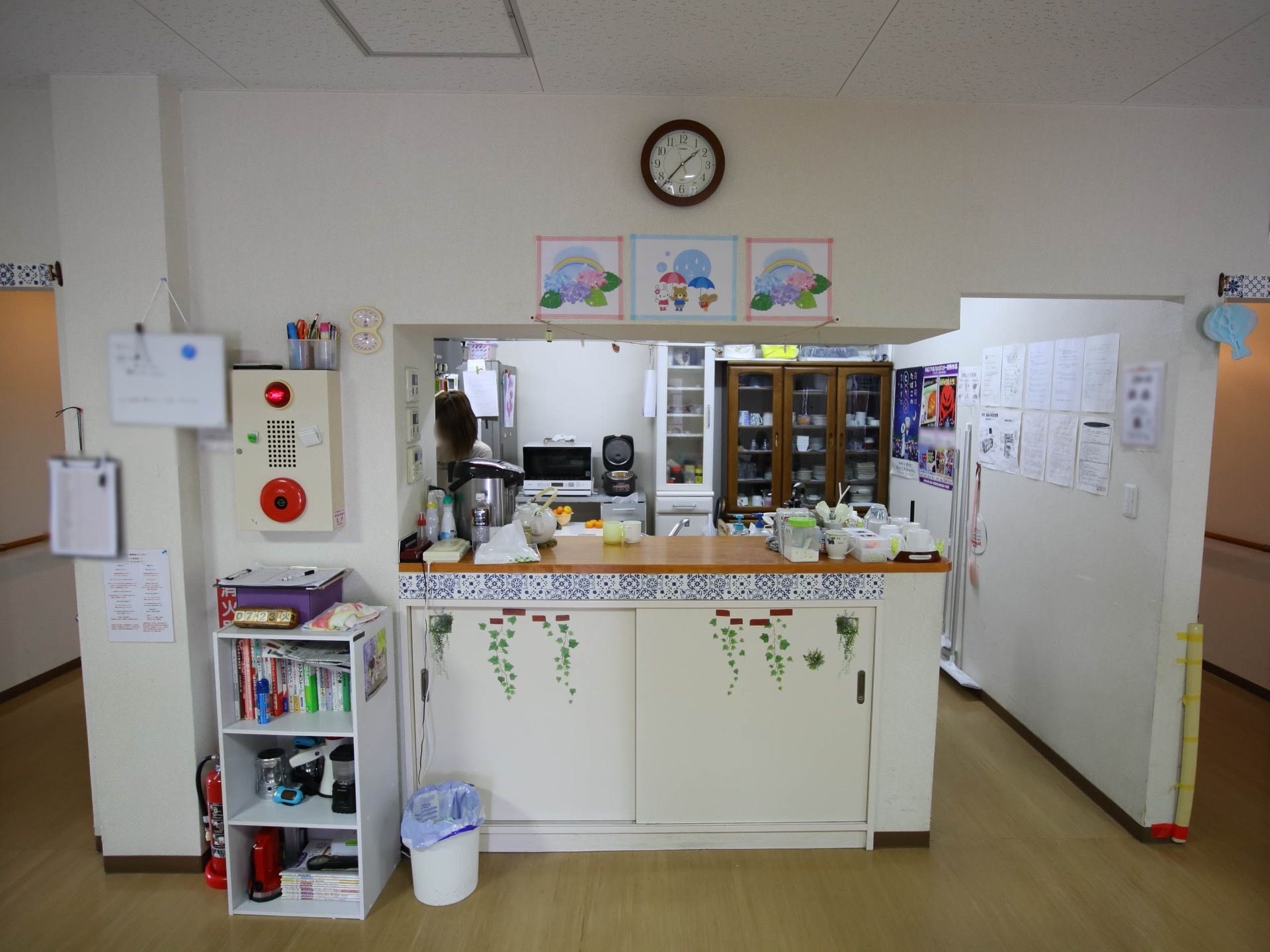 広いリビングダイニングには、対面式キッチンが設けられている。冷蔵庫や食器棚が奥の壁際に設置されている。