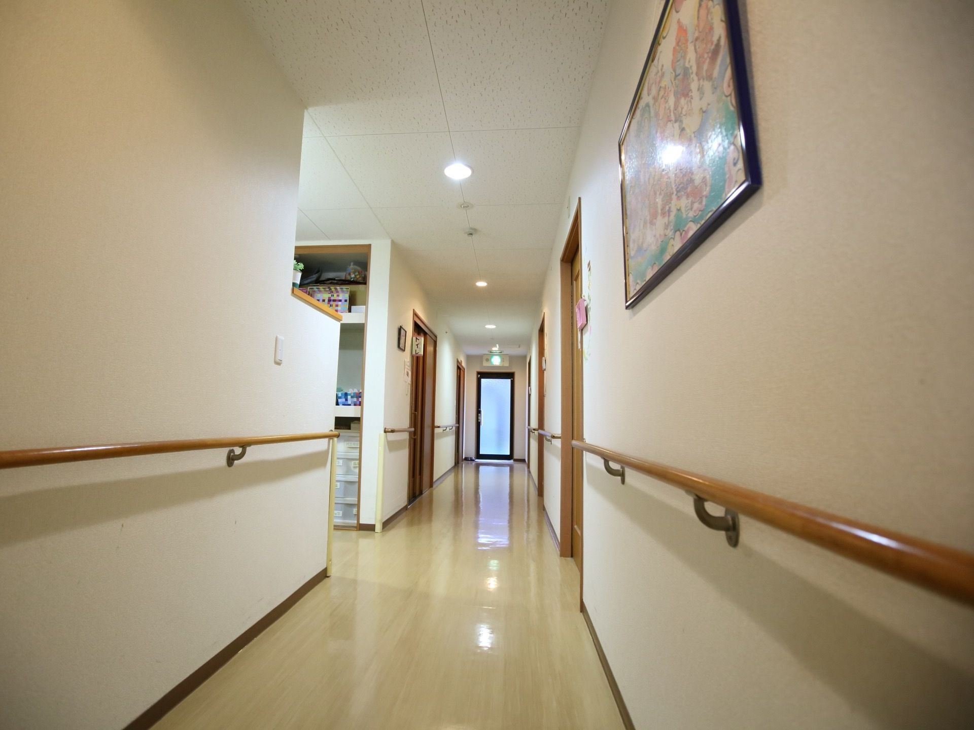 見通しの良い真っ直ぐな廊下である。両サイドの壁に沿って手すりが設置されている。突き当りには、非常口の扉がある。