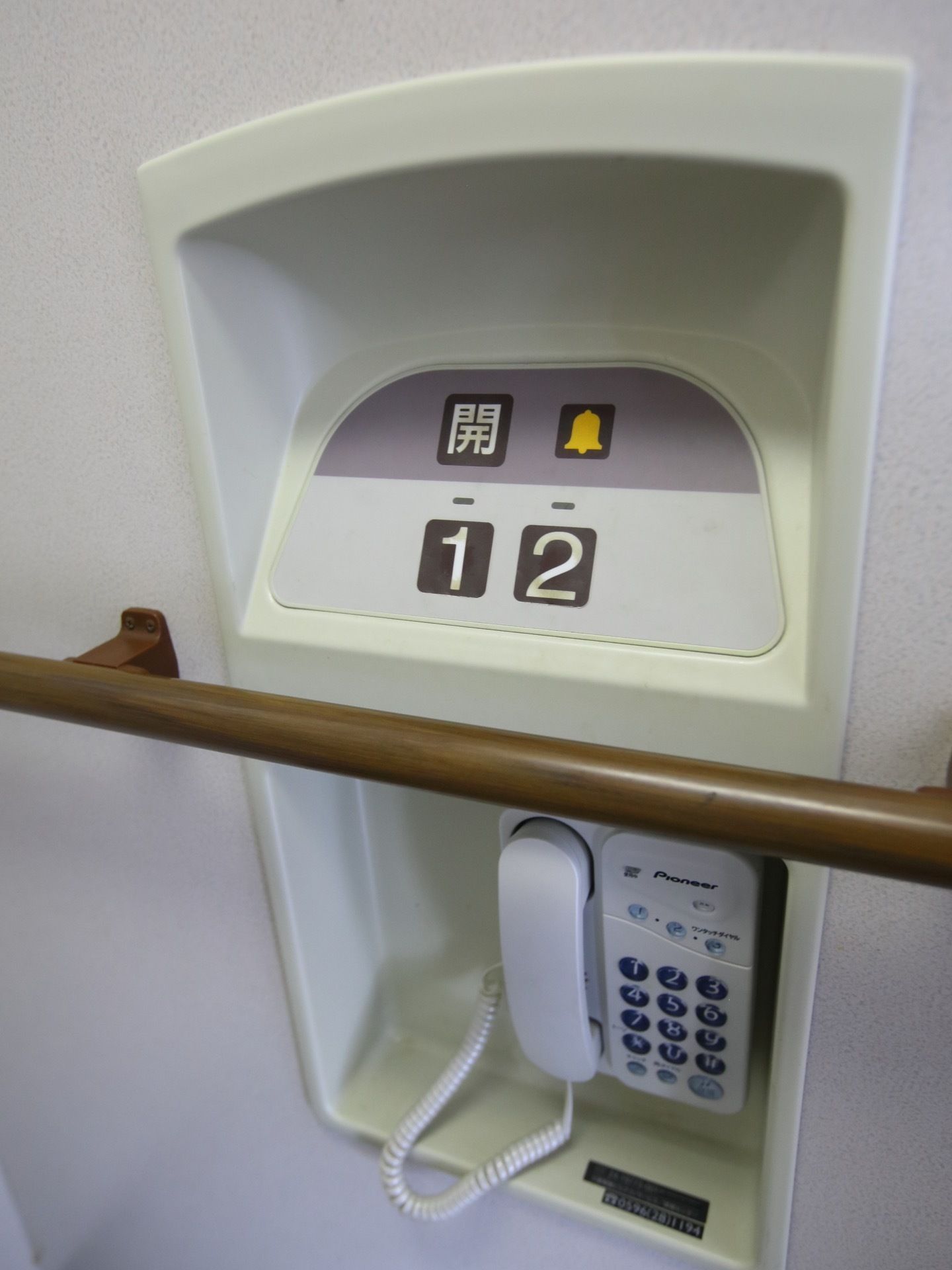 エレベーター内には、手すりや専用操作盤が設置されており、緊急連絡用の電話機も取り付けられている。操作ボタンは押しやすいよう、大きめである。