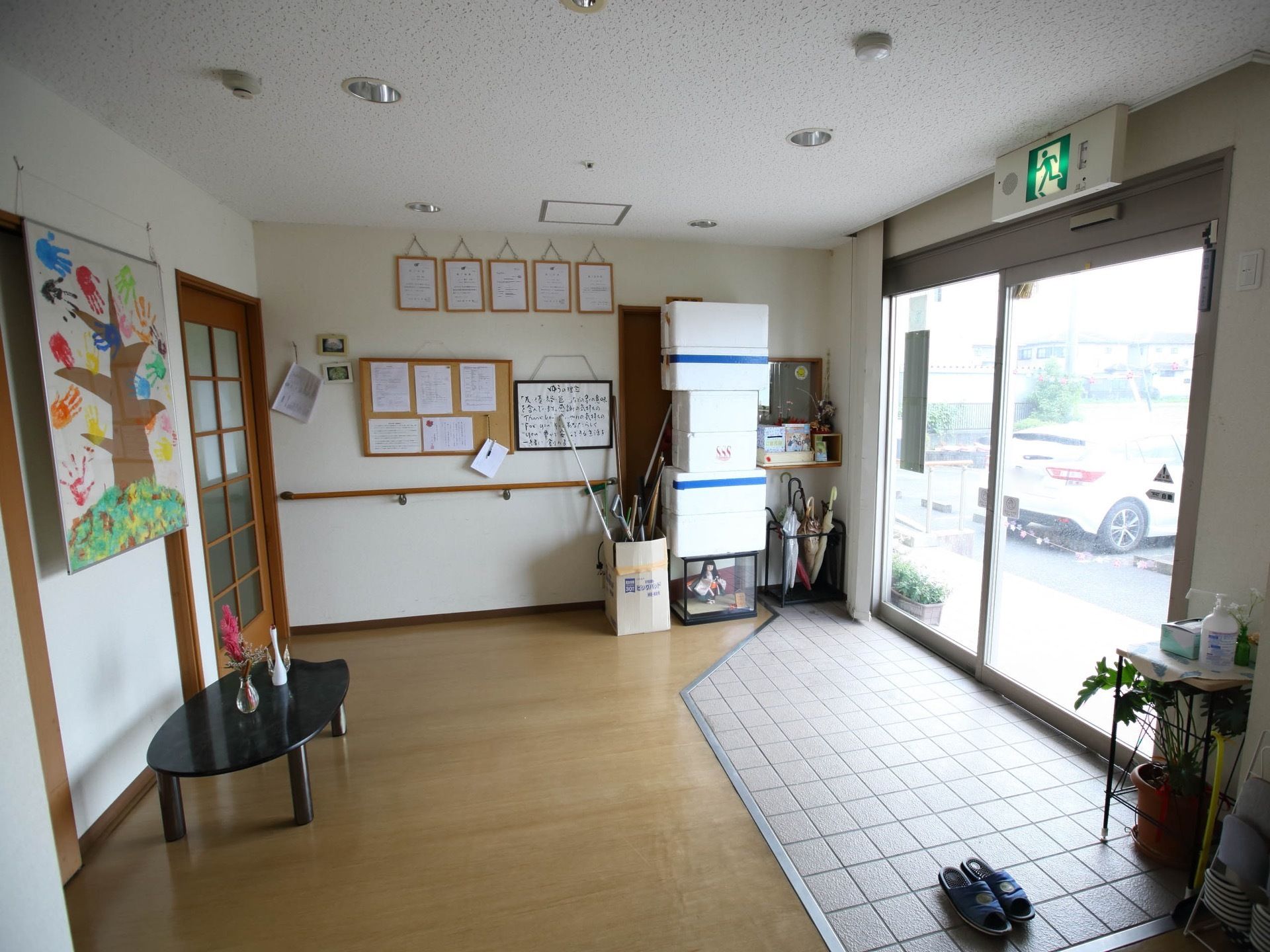空間にゆとりを持たせた玄関ホールである。壁に手すりが取り付けられており、玄関扉に自動ドアが設置されている。