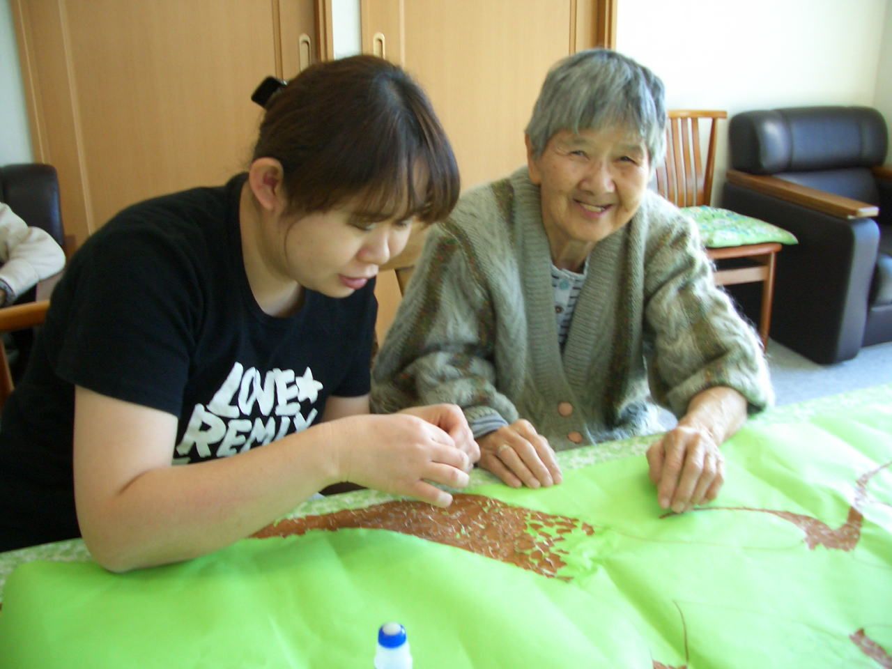 手芸を楽しむ笑顔の人々