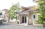 落ち着いた雰囲気の建物外観