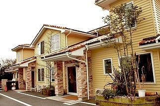 温かみのある外観の建物