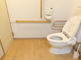 ケア施設の清潔なトイレ空間