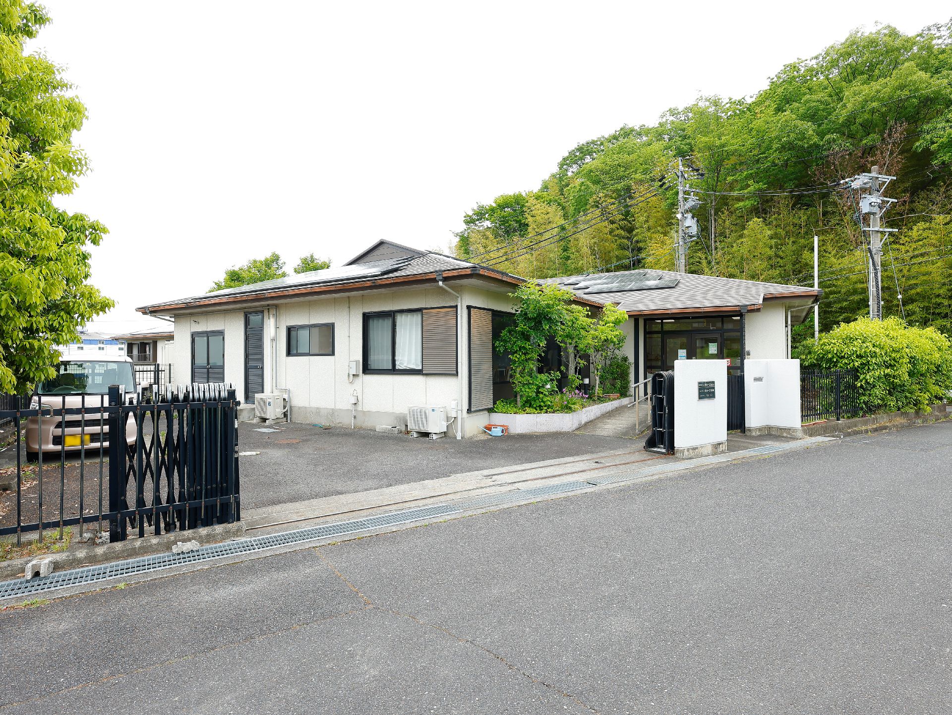 自然に囲まれた場所に建つ高齢者施設の外観