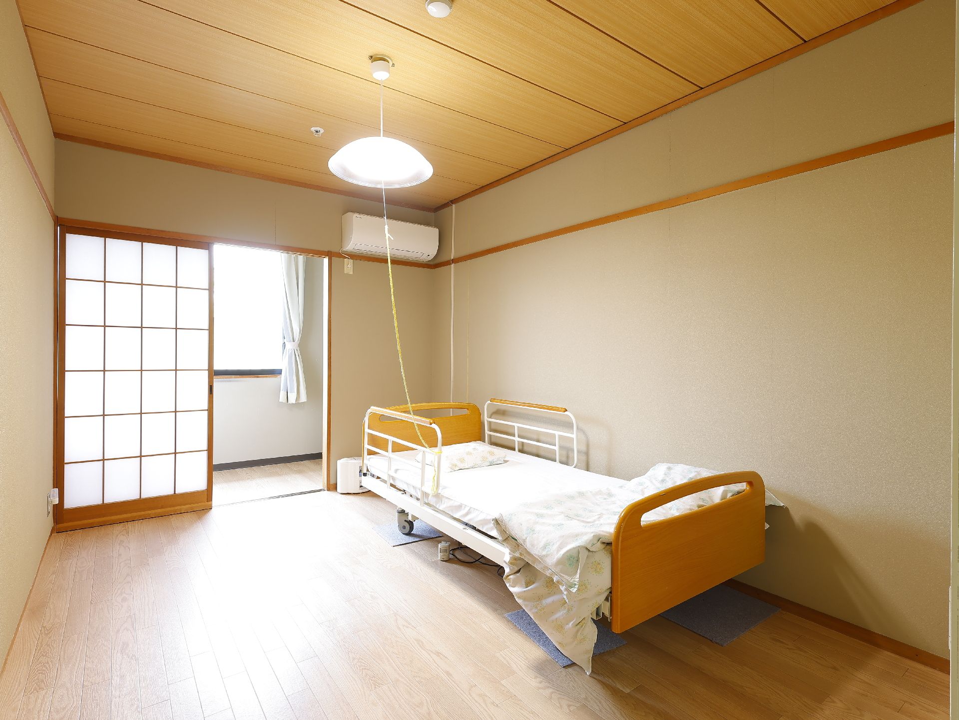 ベッドが設置された和風の居室