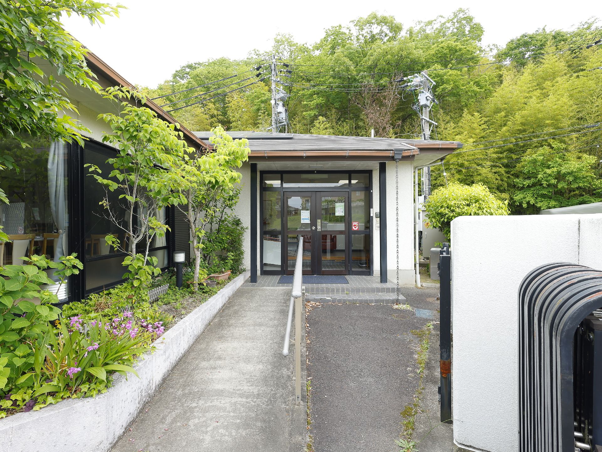 玄関前にスロープが設置されている高齢者施設の建物