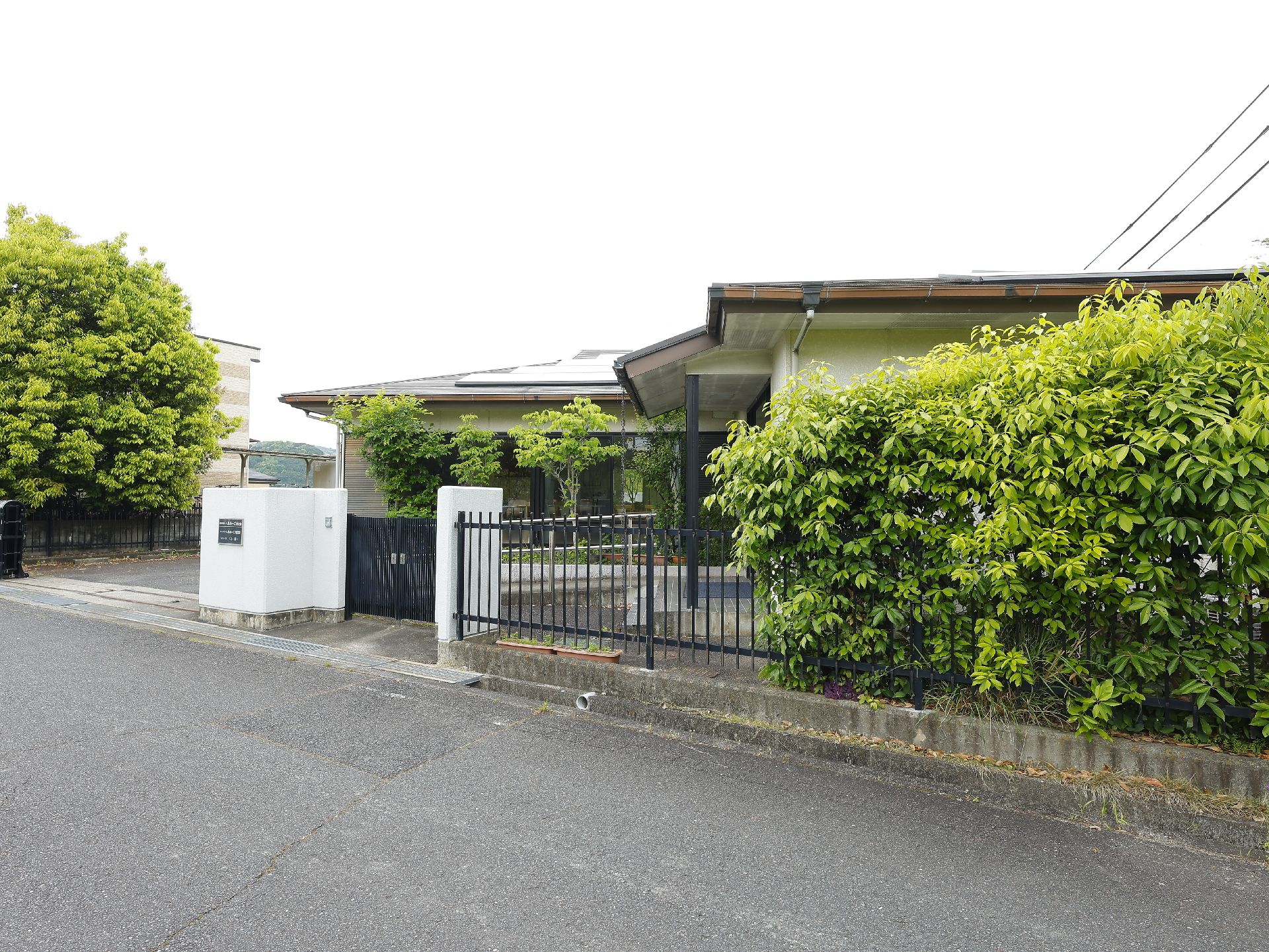 建物前に門や柵が設置された高齢者施設