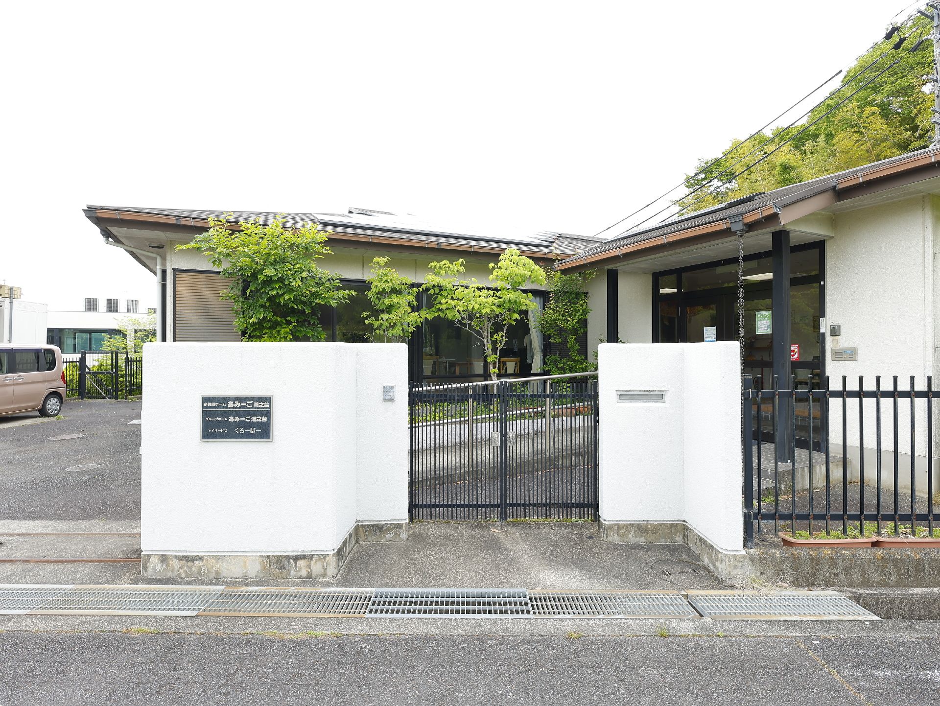 建物周りにグリーンが配置された高齢者施設の外観
