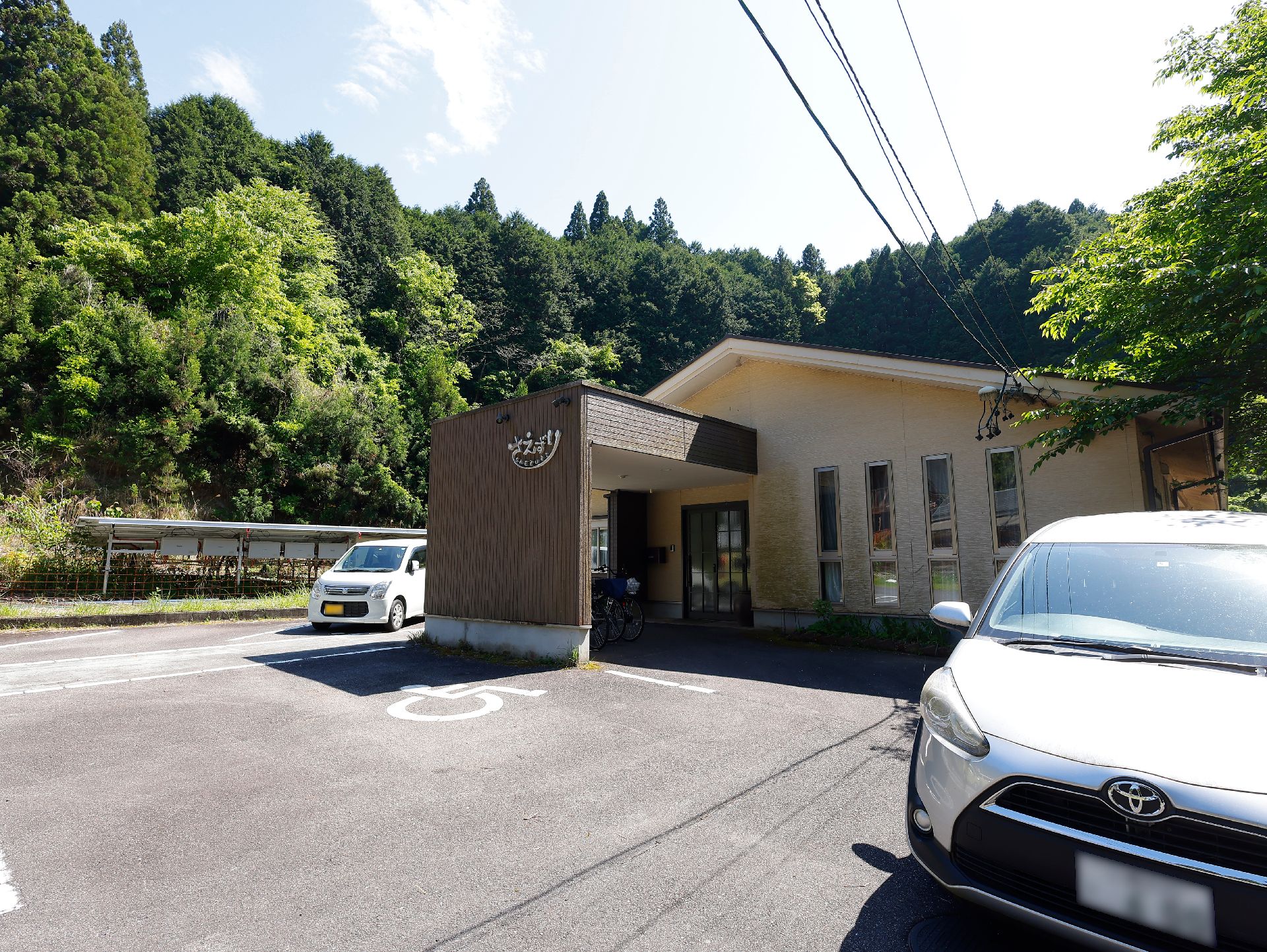 木々に囲まれた平屋建ての高齢者施設