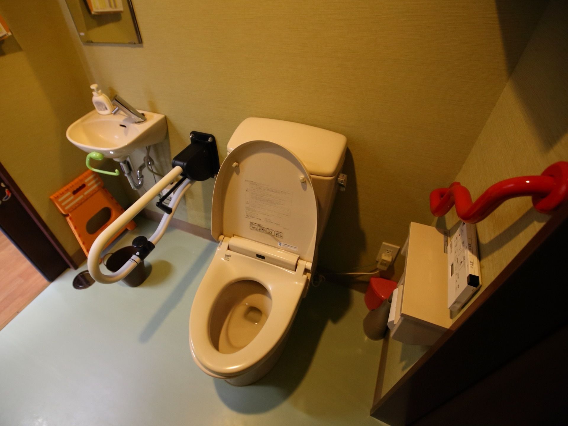 トイレの両側に手すりがあり、ひとつは折畳式である。鏡のついた手洗い場が一緒に備わっている。ゆったりした広さがある。