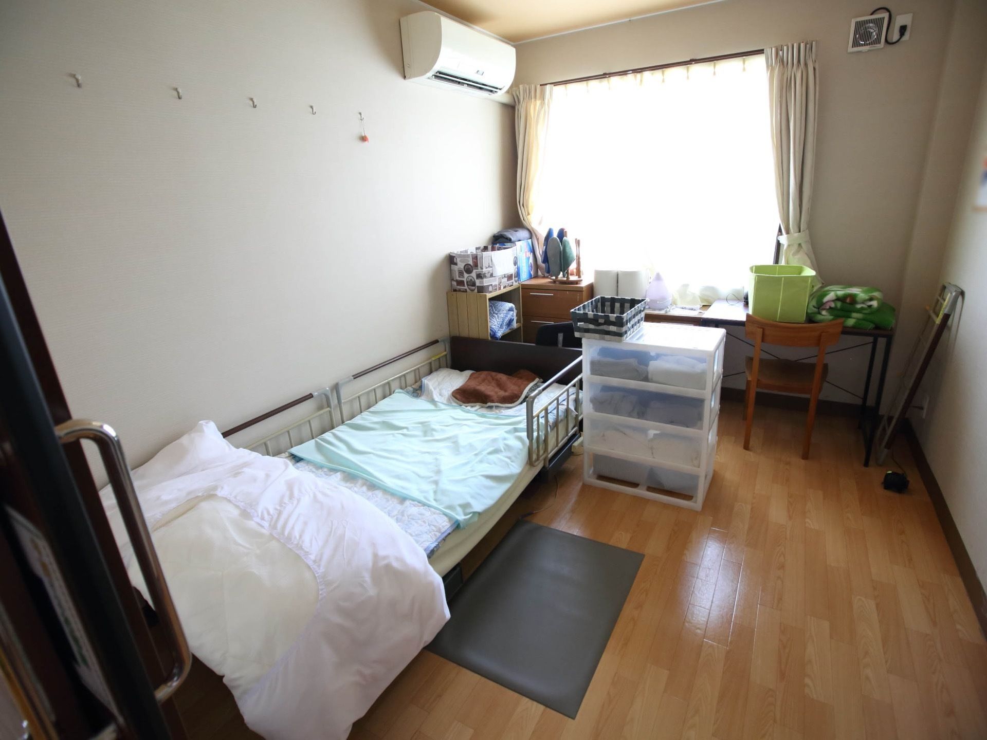 居室の窓は大きく、部屋全体が明るくなり開放感がある。衣装棚やテーブル、介護ベッドを置いてもゆとりある広々とした造りになっている。