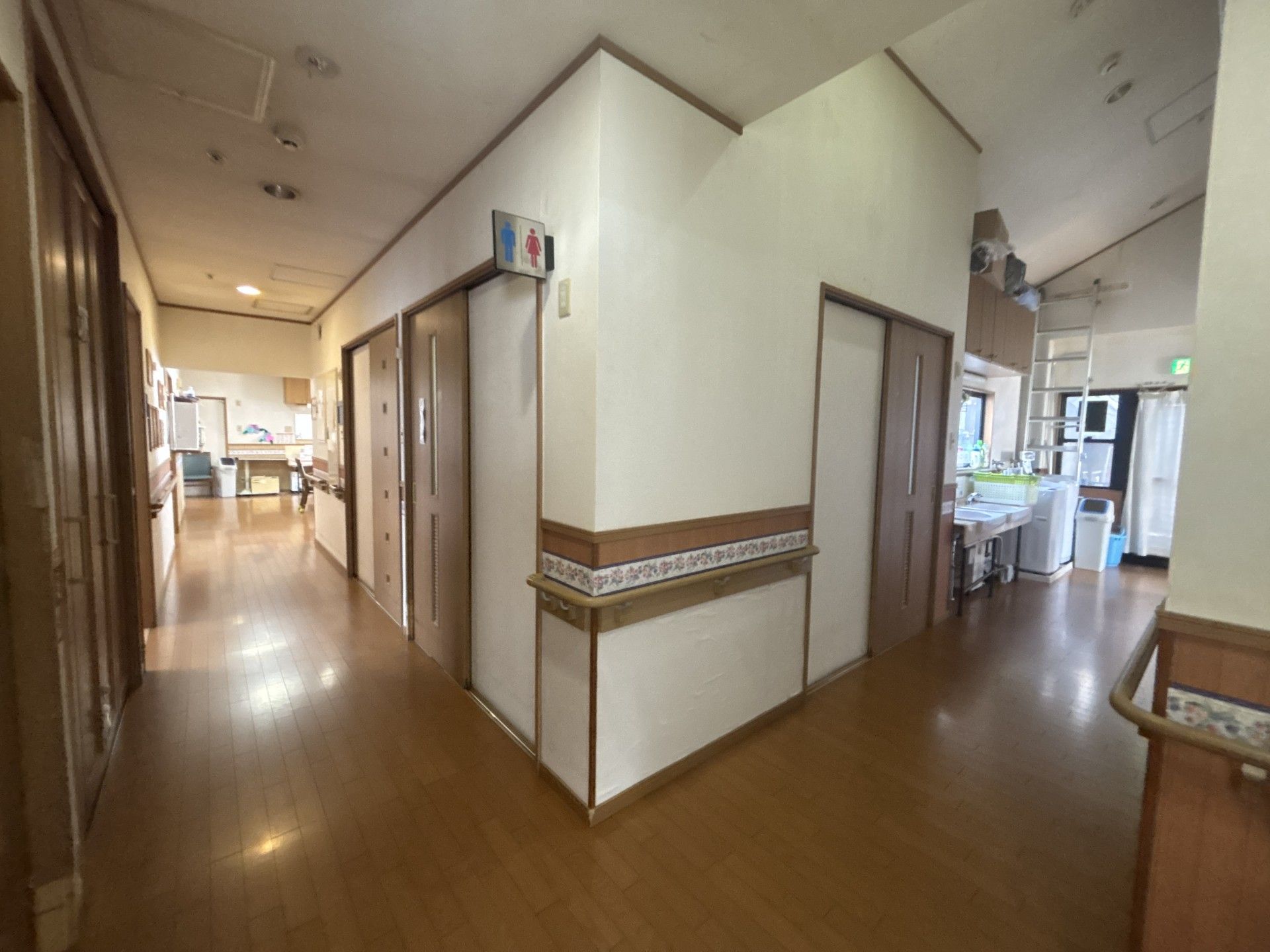 明るい廊下と設備