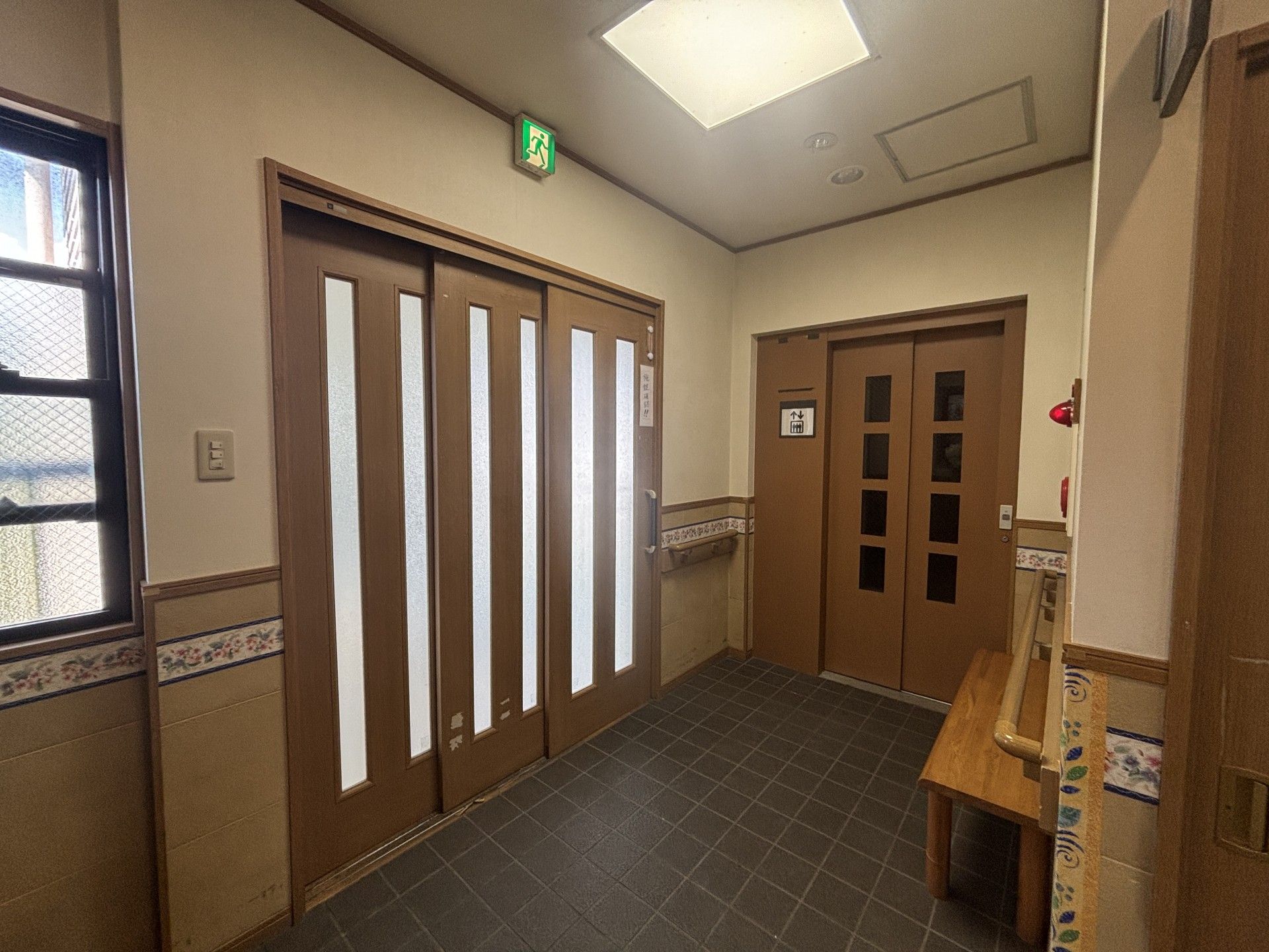 安全な出入口の廊下