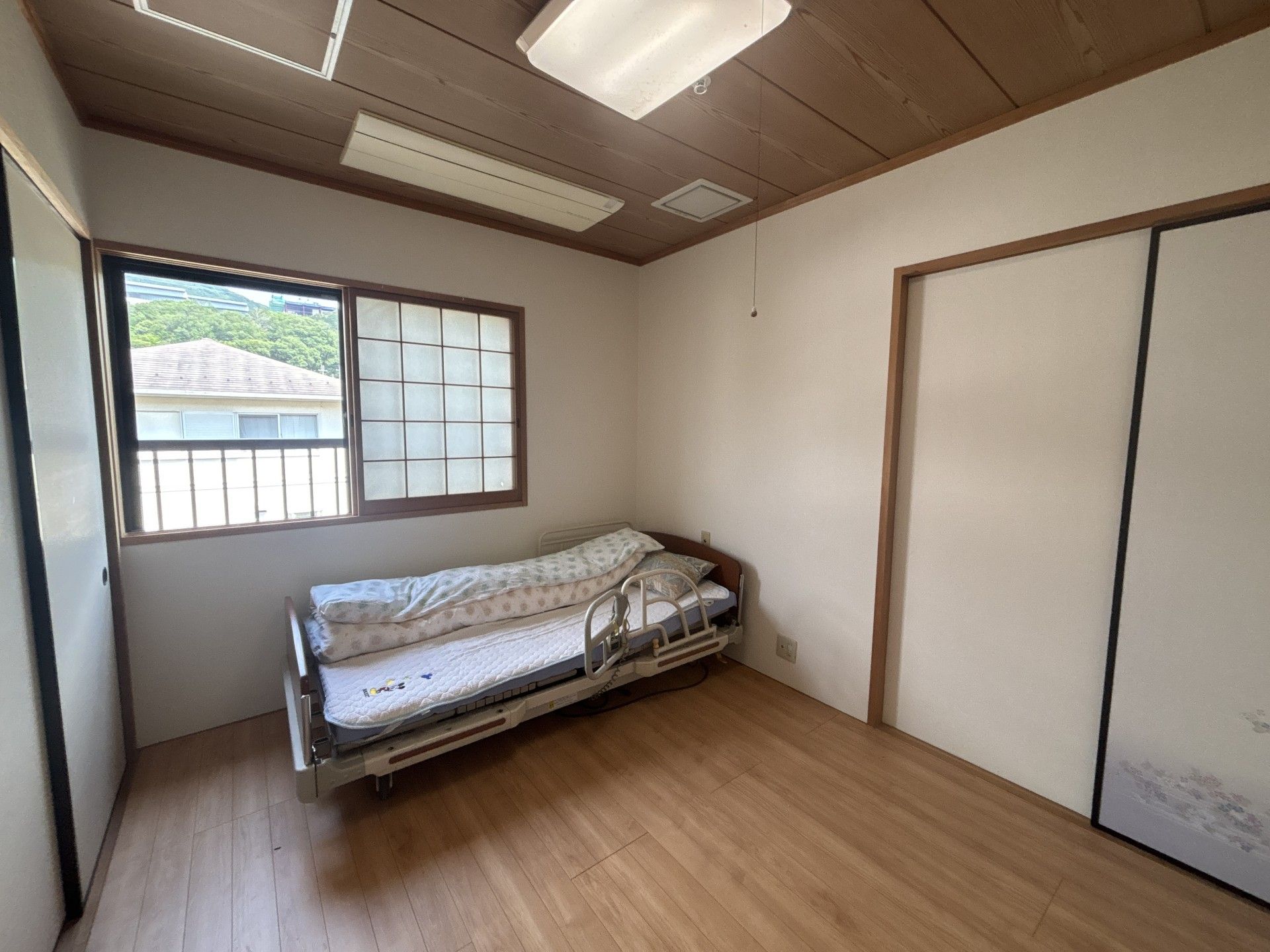 窓際のベッドがある部屋