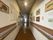 絵画が飾られた廊下