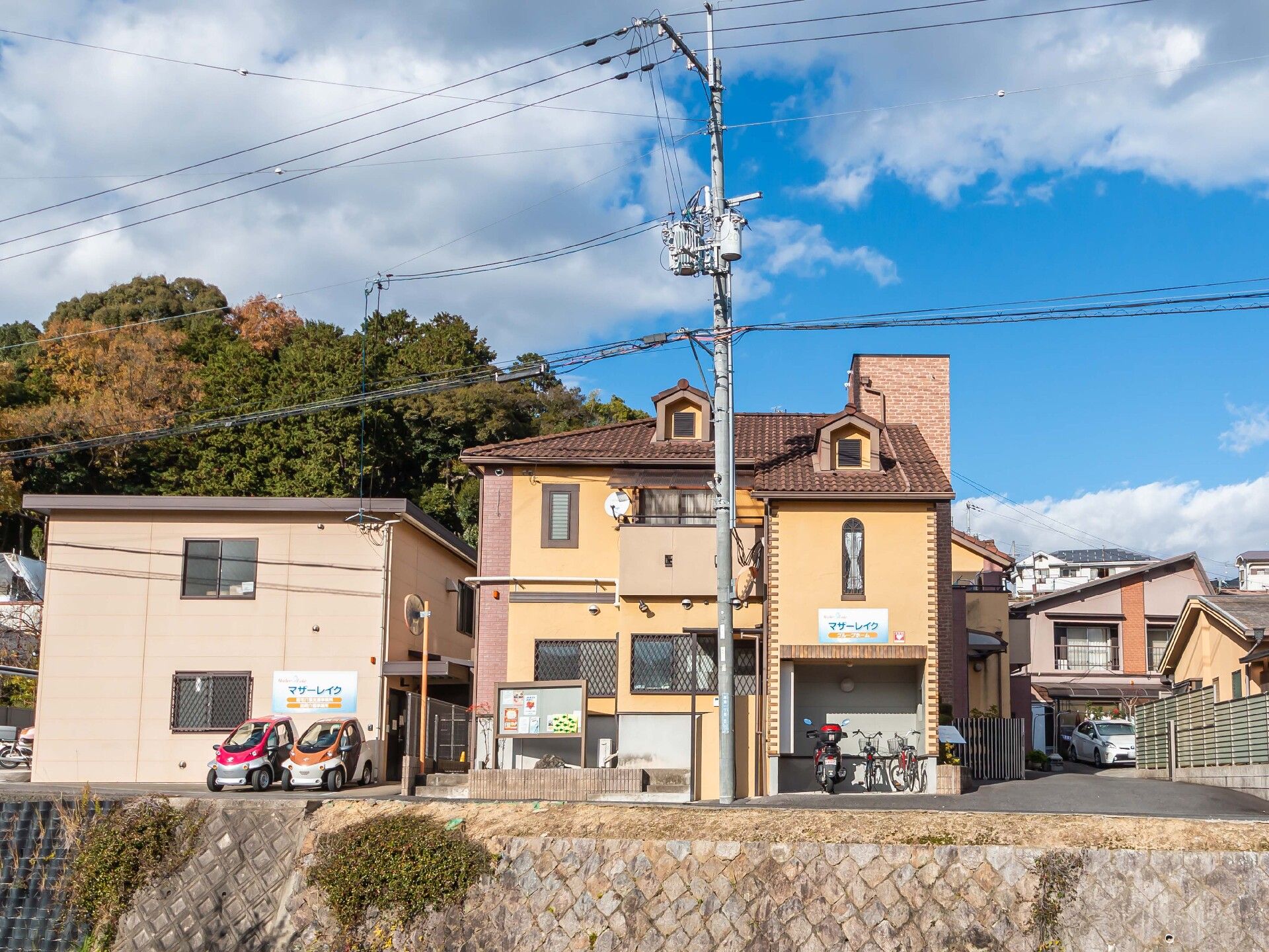 屋根と外壁ともに落ち着いた色合いで、住宅のような雰囲気がある外観