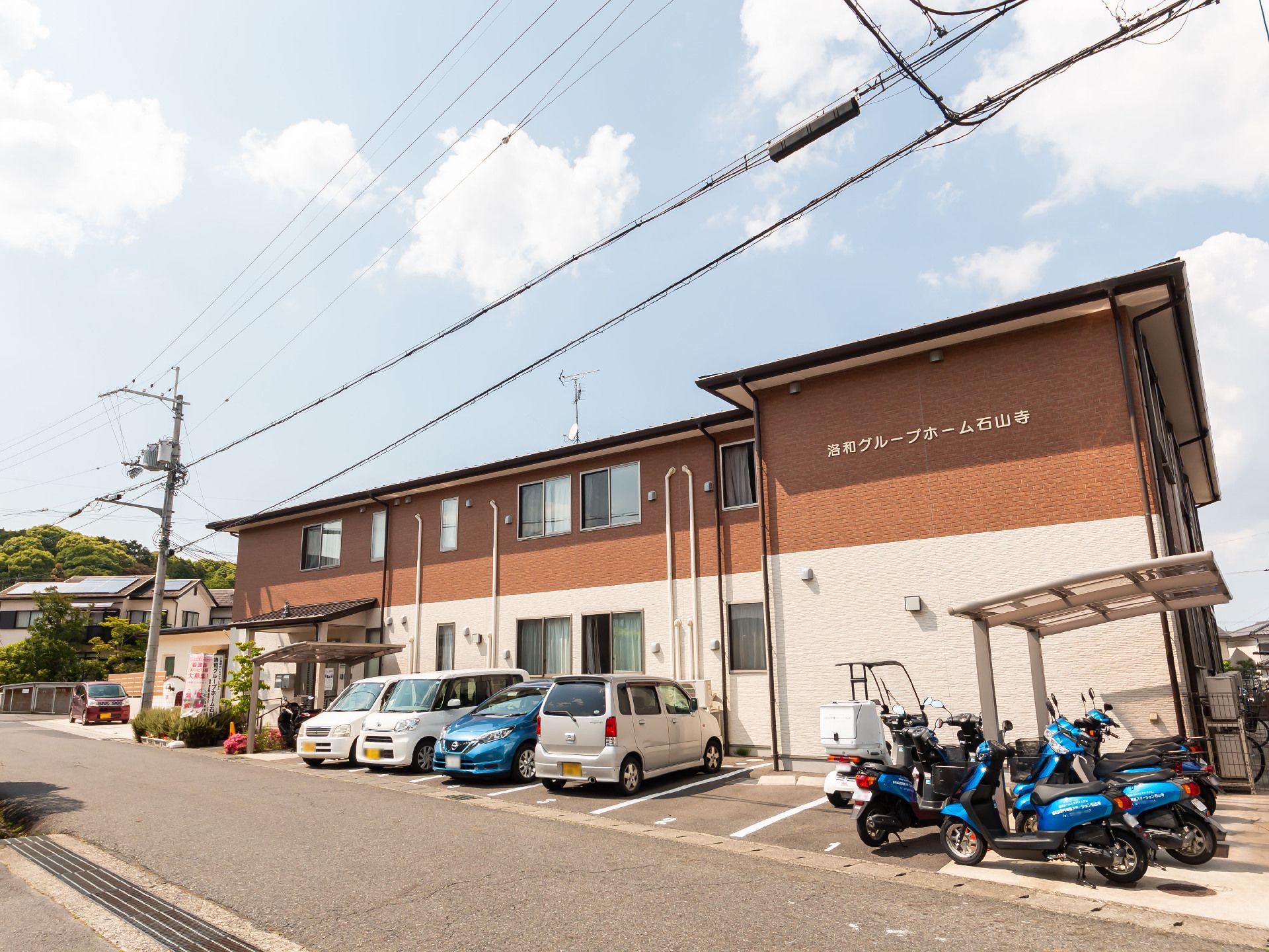 駐車スペースを用意した施設外観
