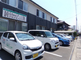 介護施設の外観と駐車場の風景
