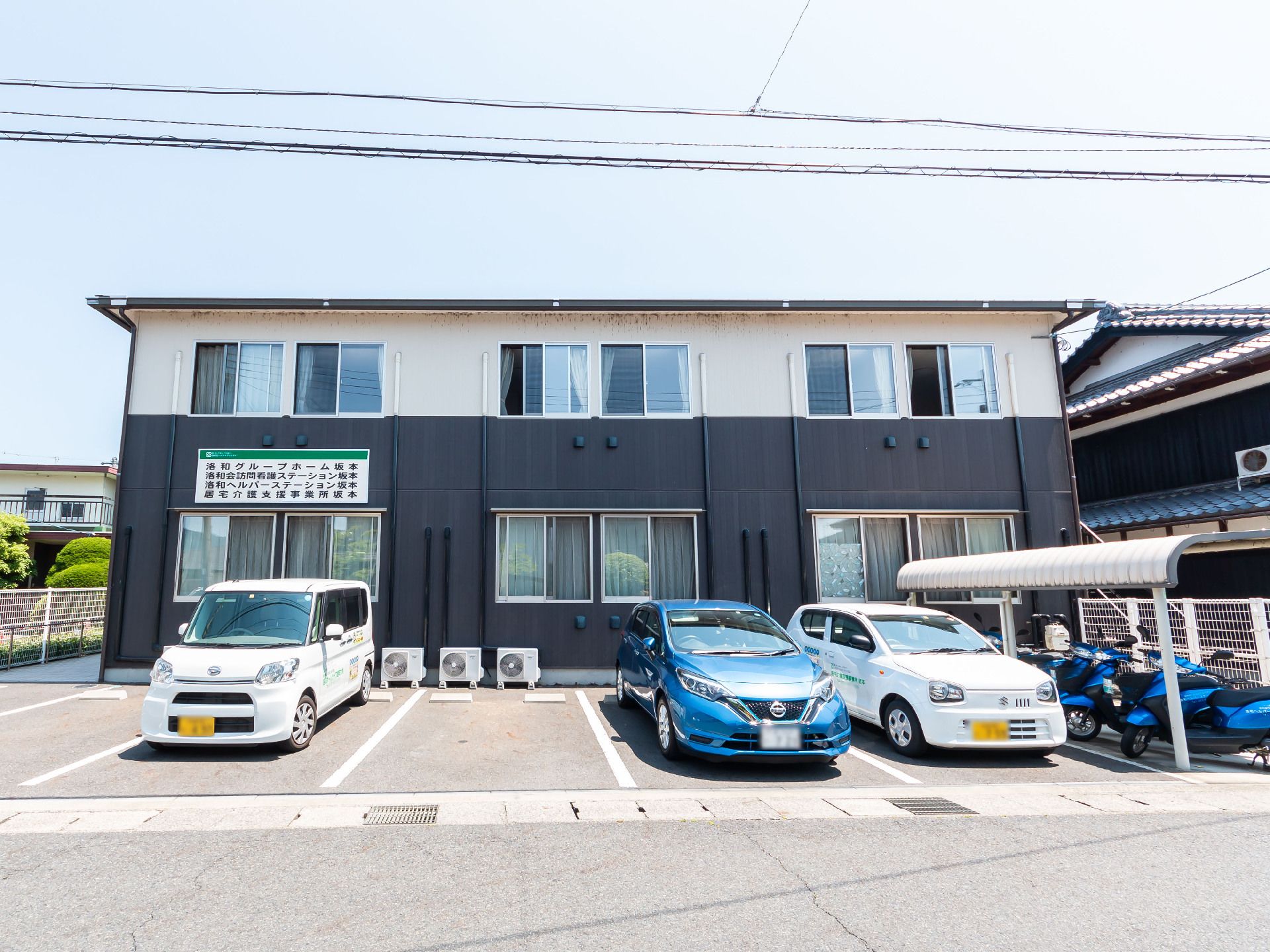 広々とした駐車スペースを設けた施設外観