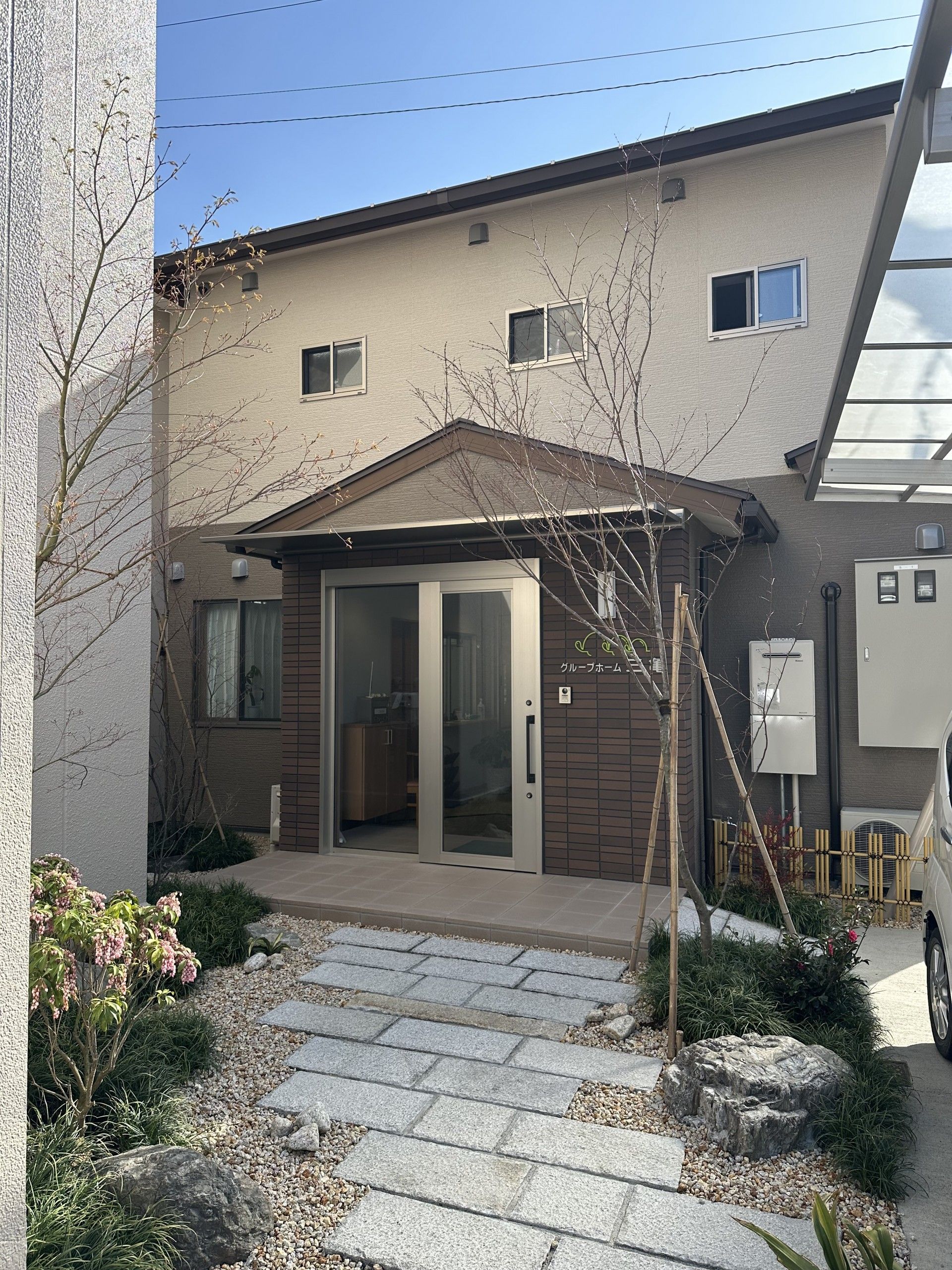 入居者が座っている様子のリビング