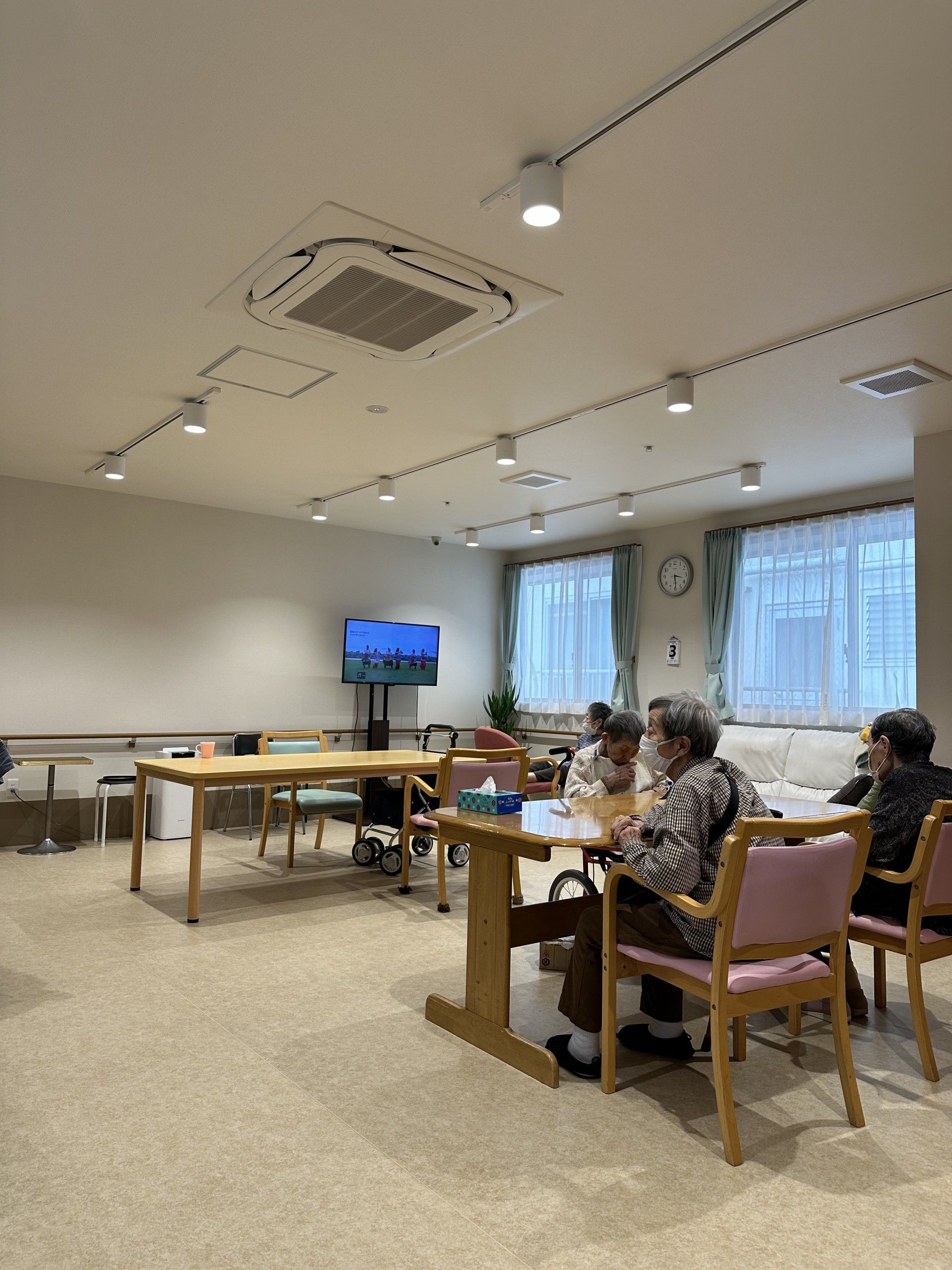 テレビが立てかけられているリビング