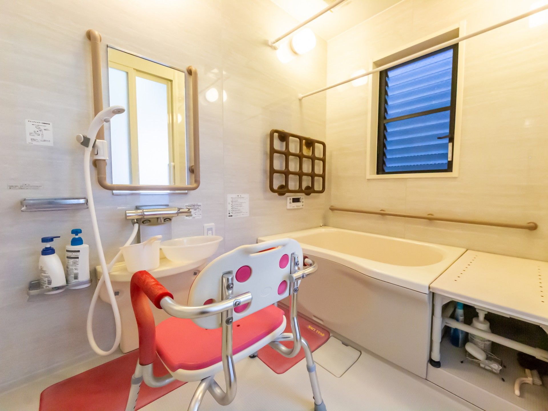 手を叩き笑う高齢女性と女性スタッフ