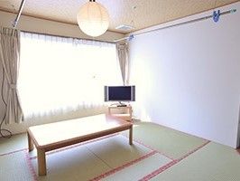 畳が敷いてある昔ながらの和室の様子。左側に窓、中央にテレビが置いてある