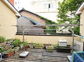 施設内にあるベランダ部分を写した写真。物干しざおがある様子が写っている
