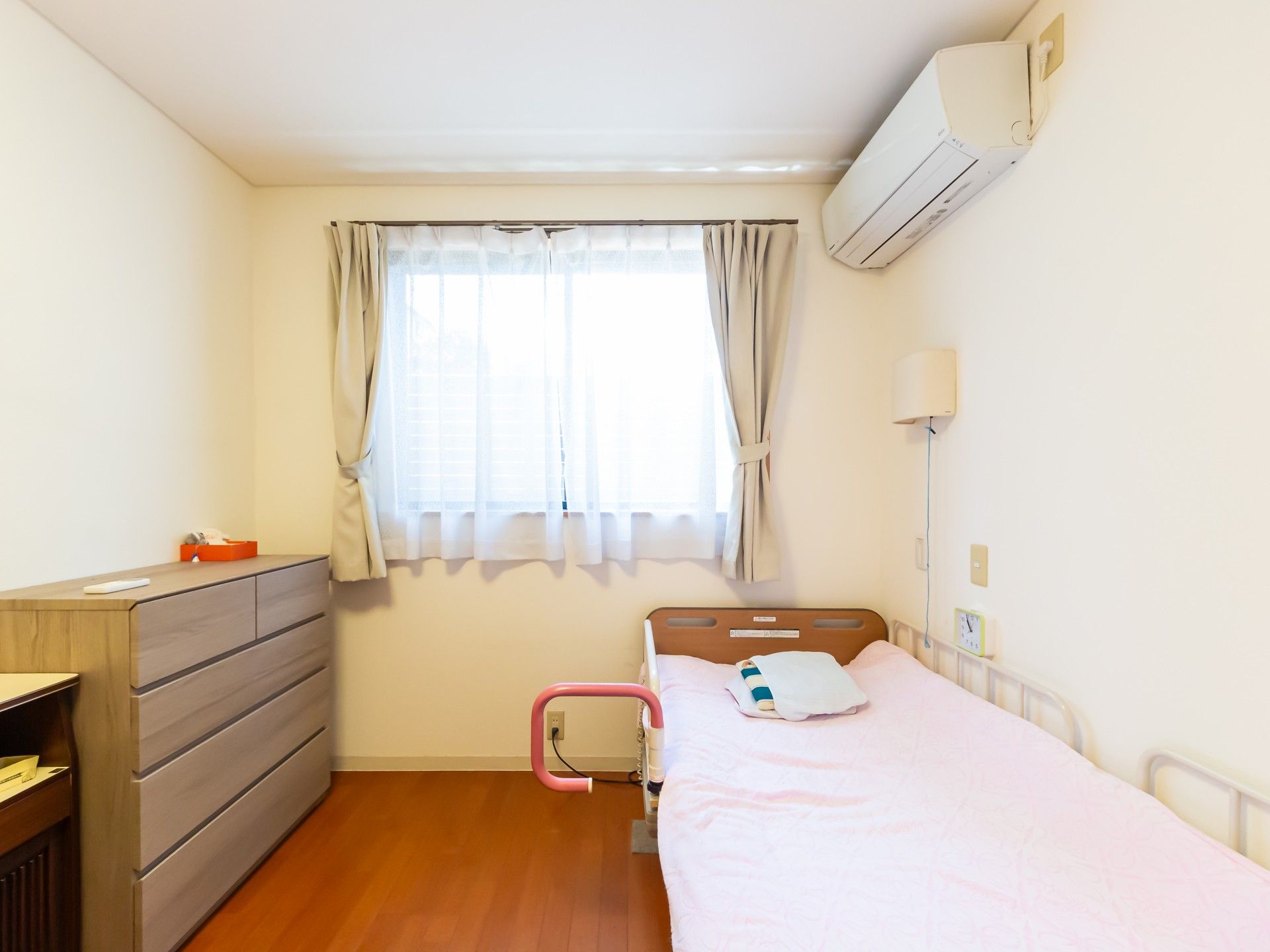 明るい個室のベッド